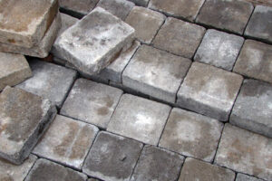 Seal ’n Lock Efflo Remover – acid-based solution for dissolving efflorescence on concrete and pavers