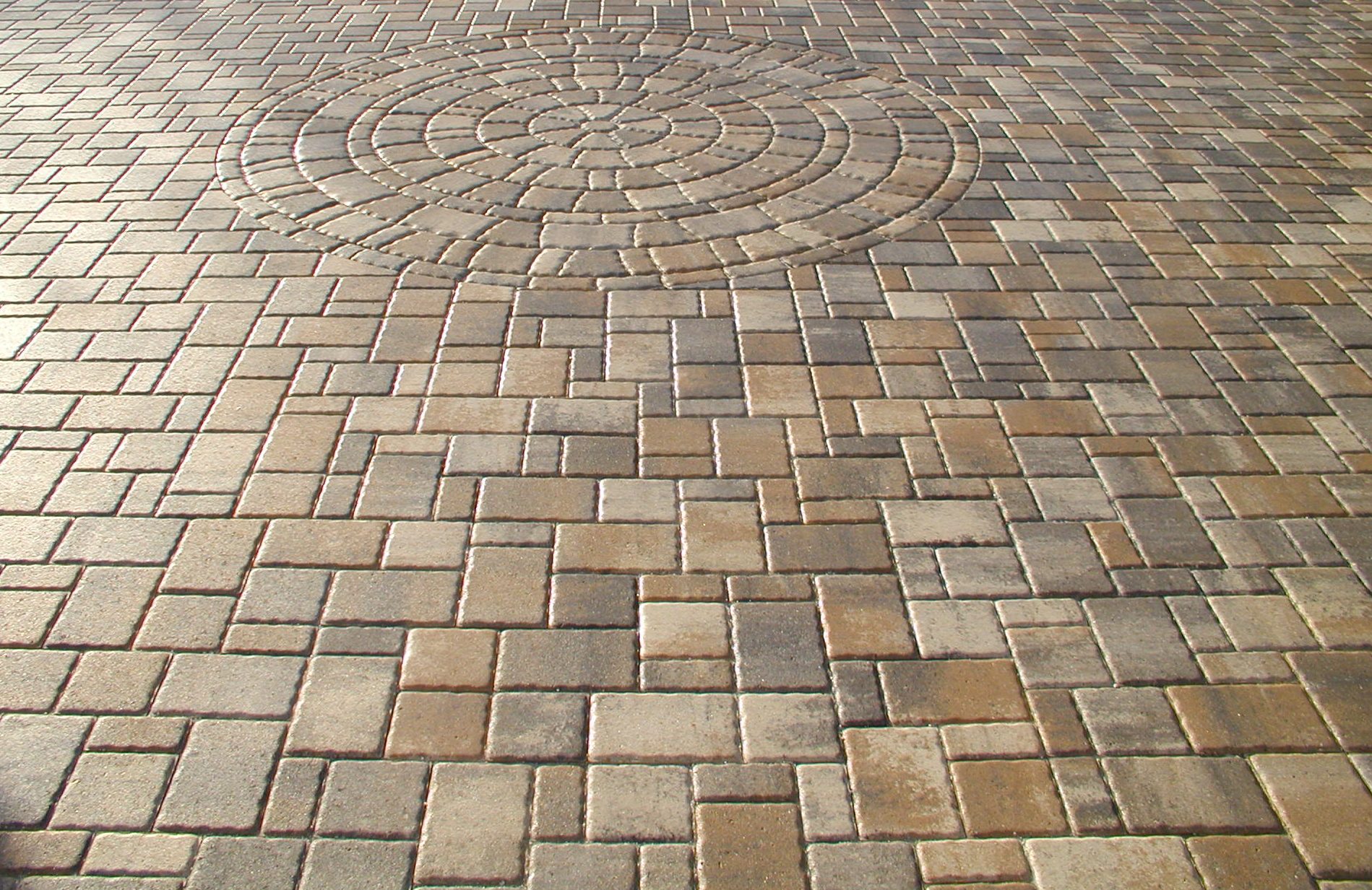 Seal ’n Lock Super Wet Look – two-component water-based pure urethane paver sealer with wet-look enhancement